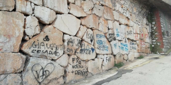 Le mura ciclopiche imbrattate (foto Paolo Bruckner) 