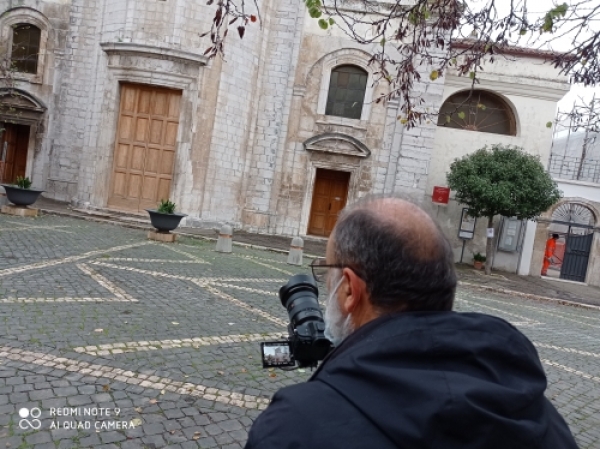 Un operatore della Rai in Piazza Santa Maria