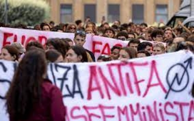 Al fianco degli studenti respinti con violenza. La nota di Sinistra Italiana