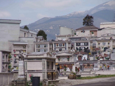 Al via la traslazione delle salme provvisoriamente sepolte nei loculi requisiti nel Cimitero