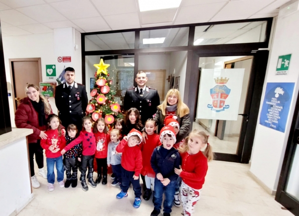 I bimbi de &quot;Lo Scarabocchio&quot; decorano l&#039;albero dei Carabinieri di Sezze