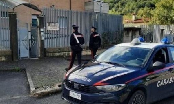 Si presenta in Caserma con un coltello. I Carabinieri lo denunciano