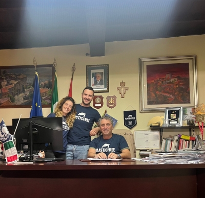 Nella foto il sindaco Sperduti con i volontari di Plastic Free