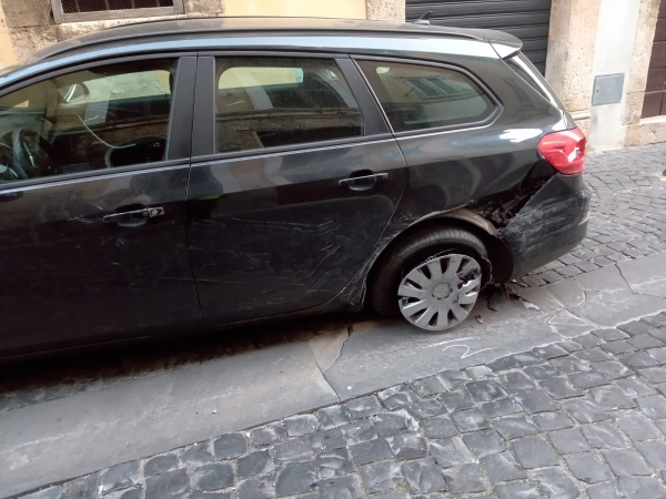 A folle velocità su via San Carlo. Distrugge un&#039;auto parcheggiata